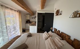 Studio dans maisonnette en pierre